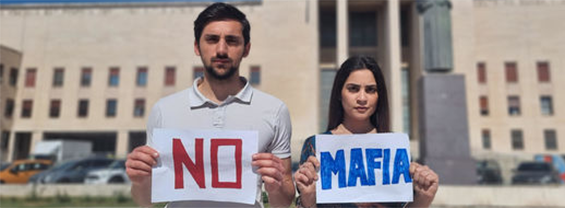 Sapienza contro le mafie: dalla parte della Costituzione. Studenti mostrano cartello NO MAFIA