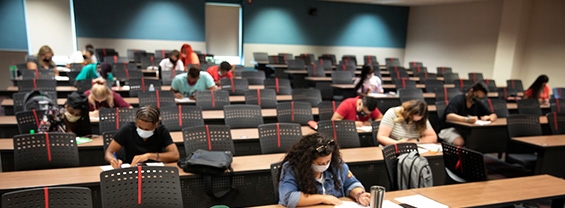 Alcuni studenti con mascherina seduti in aula