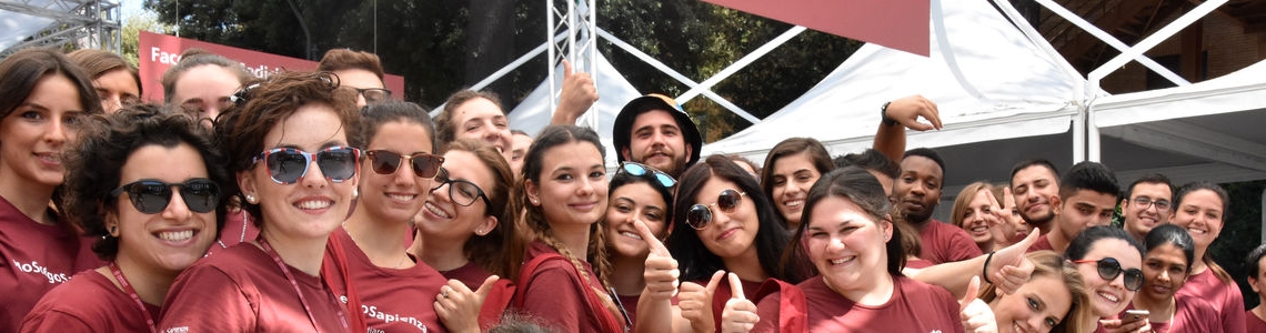 Gruppo di studenti che indossano la maglia di Sapienza