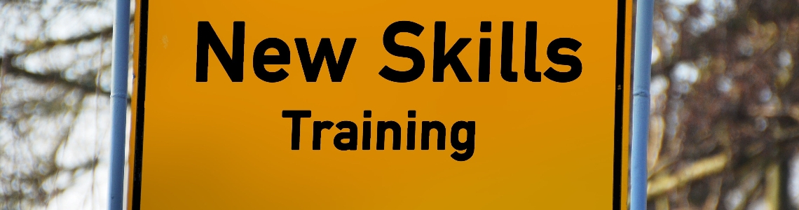 Un cartello stradale con testo "New Skills training"