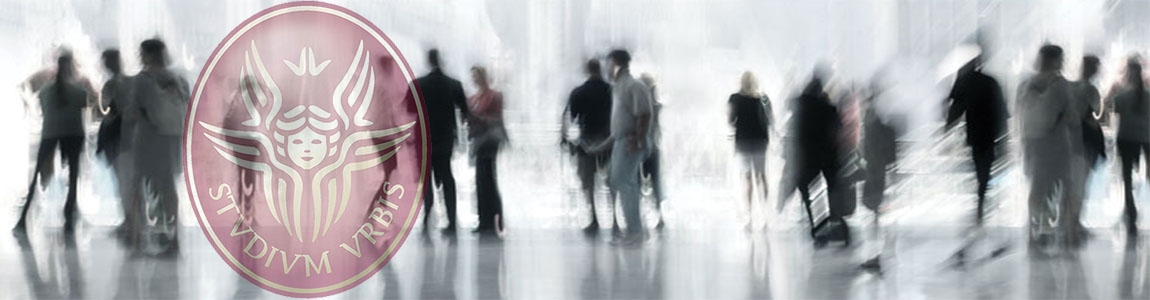 Immagine artistica: Contesto sfocato di una sala di un Convention Center con persone che parlano. Logo Sapienza rosso in trasparenza sul lato sinistro dell'immagine