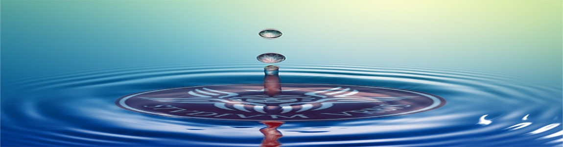 Trasparenza: Una goccia d'acqua che cade su uno specchio d'acqua formando dei cerchi concentrici che si allargano sul logo Sapienza in trasparenza