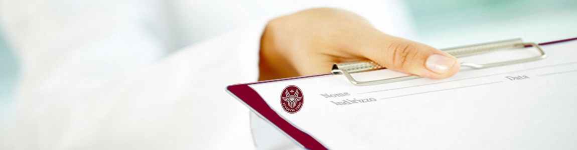 Regolamenti e Modulistica: Una mano tesa di un medico in camice bianco che pone un formulario da compilare