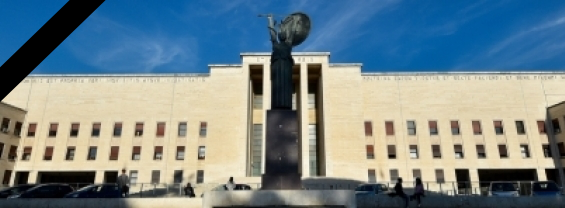 L'immagine mostra la foto del nostro Ateneo, e una fascia nera ad indicare il lutto per il nostro Ateneo per la scomparsa di questo illustre Docente