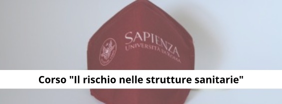 L'immagine mostra una mascherina di protezione con il logo Sapienza e la scritta Corso “Il rischio nelle strutture sanitarie”ta 