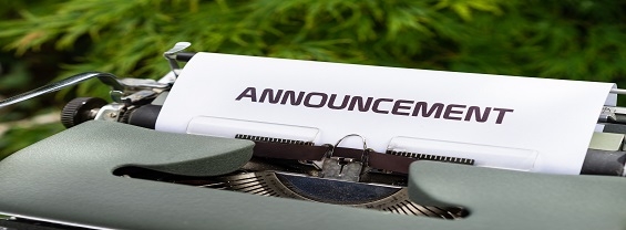 macchina da scrivere con su scritto announcement