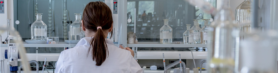 Una ricercatrice in un laboratorio