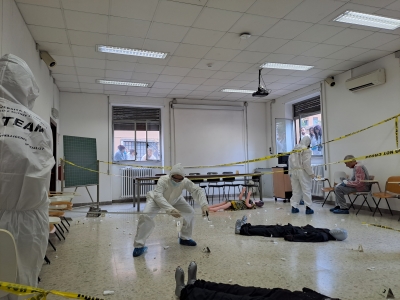 Immagine di studenti che svolgono esercitazione pratica su Scena del crimine simulata