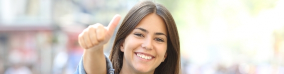 Immagine di studentessa che mostra il pollice su in segno di approvazione