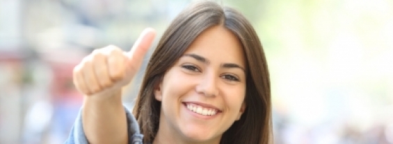 Immagine di studentessa che mostra il pollice su in segno di approvazione